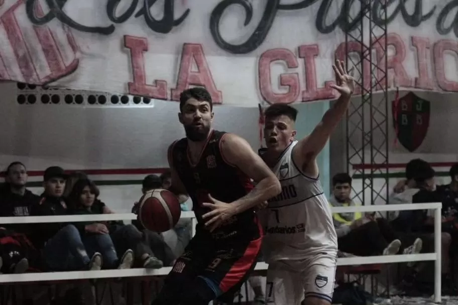 INTRATABLE. Maróstica no logra detener a Patricio Aranda (San Martín). 