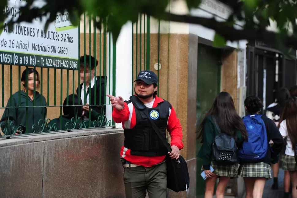 INTERVENCIÓN. El jueves por la tarde la Policía realizó un allanamiento en el Instituto Puente. LA GACETA / FOTO DE DIEGO ÁRAOZ