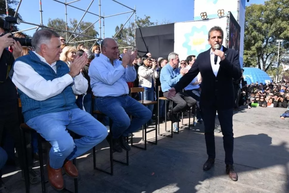 LA ÚLTIMA VISITA. Jaldo y Manzur escuchan a Sergio Massa. Fue durante el acto realizado en Banda del Río Salí, el 29 de julio pasado. 