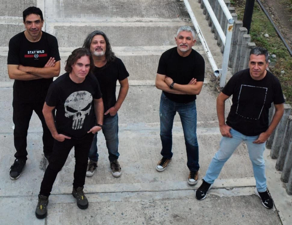 PRESENTES. Karma Sudaca acredita una trayectoria rockera de 27 años sobre los escenarios, con el cantante Tony Molteni (centro) como frontman.  