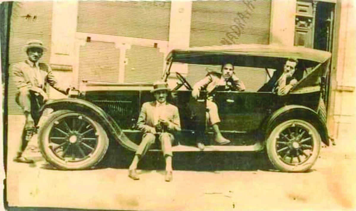 CÓRDOBA AL 700. Isa Mejail, abuelo de Florencia con un pie en el paragolpes frente al auto.