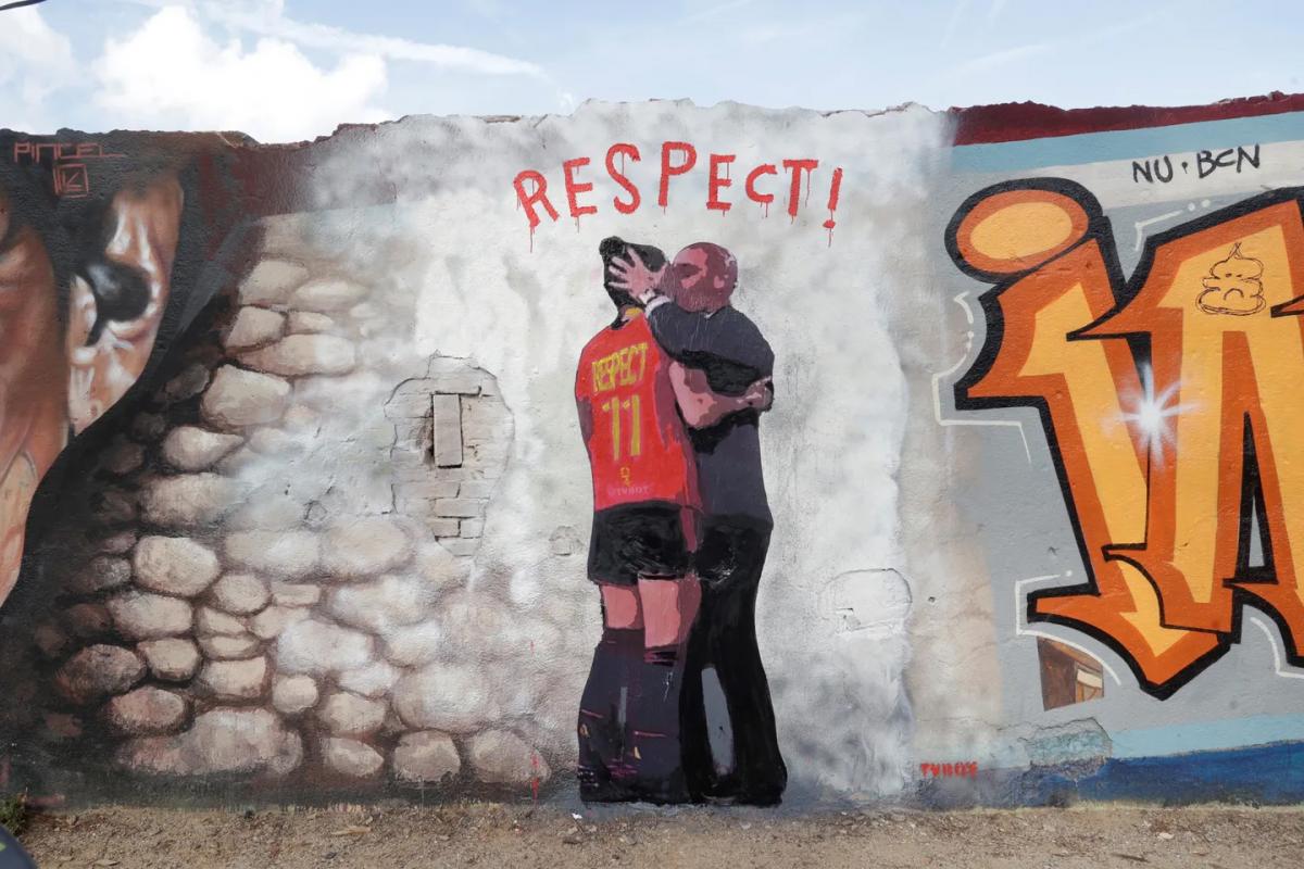 Hicieron un mural sobre el beso forzado de Luis Rubiales a Jenni Hermoso y una palabra que cuestiona el hecho