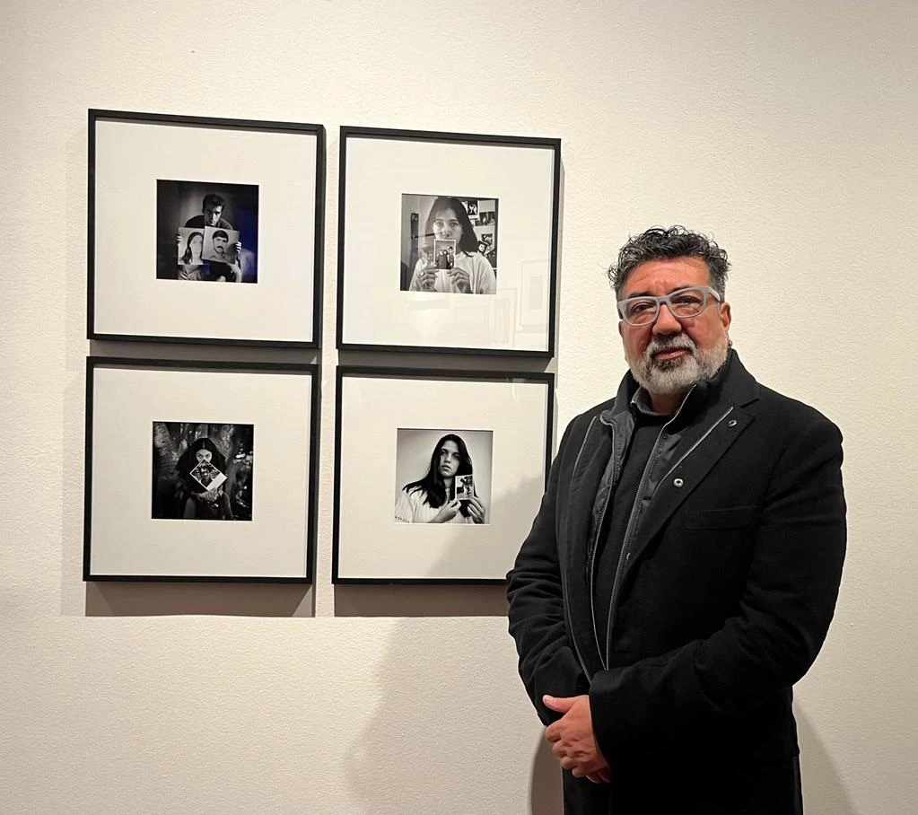 HIJOS DE DESAPARECIDOS. Julio Pantoja con las fotos expuestas en el CCK. 