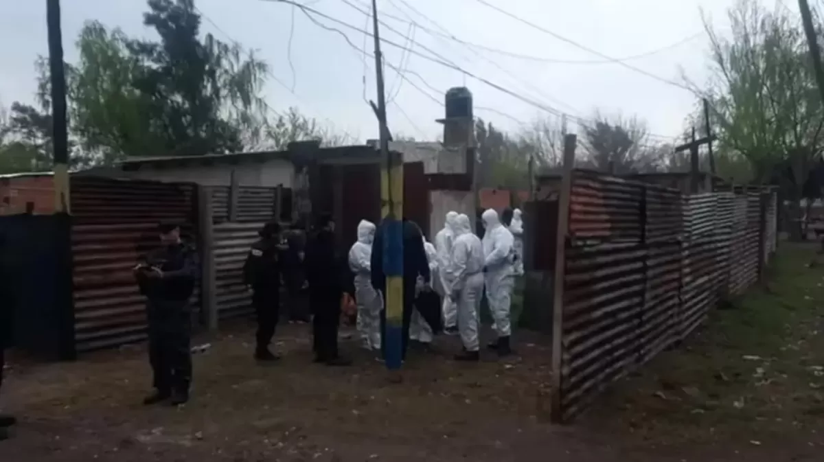 Hallaron un cadáver calcinado e investigan si hay más cuerpos en una fosa cerca de la vivienda. 