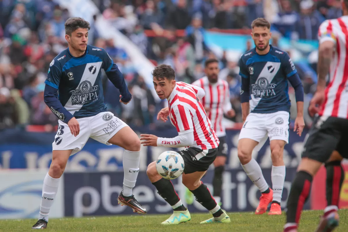 Jugada del partido San Martín-Alvarado. FOTOS DE DIEGO IZQUIERDO- ESPECIAL PARA LA GACETA