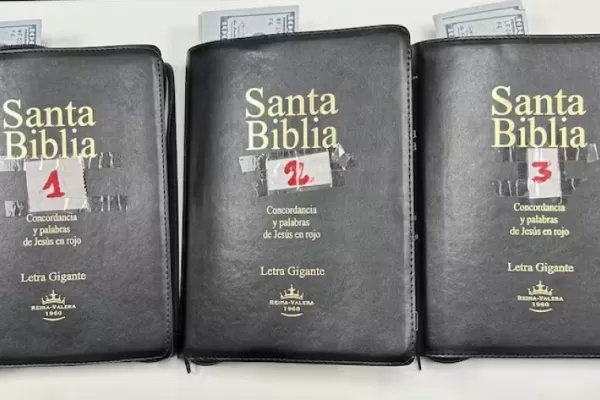 Alerta aeropuerto en Ezeiza: U$S 17.000 escondidos en Biblias que viajaban a Estados Unidos