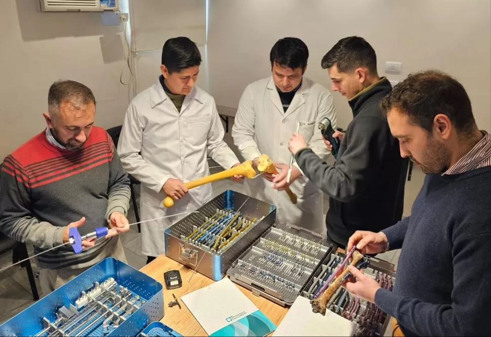 PRACTICA EN EL SANATORIO DEL NORTE. Durante su formación, los médicos residentes hacen distintos procedimientos con huesos de plástico. 