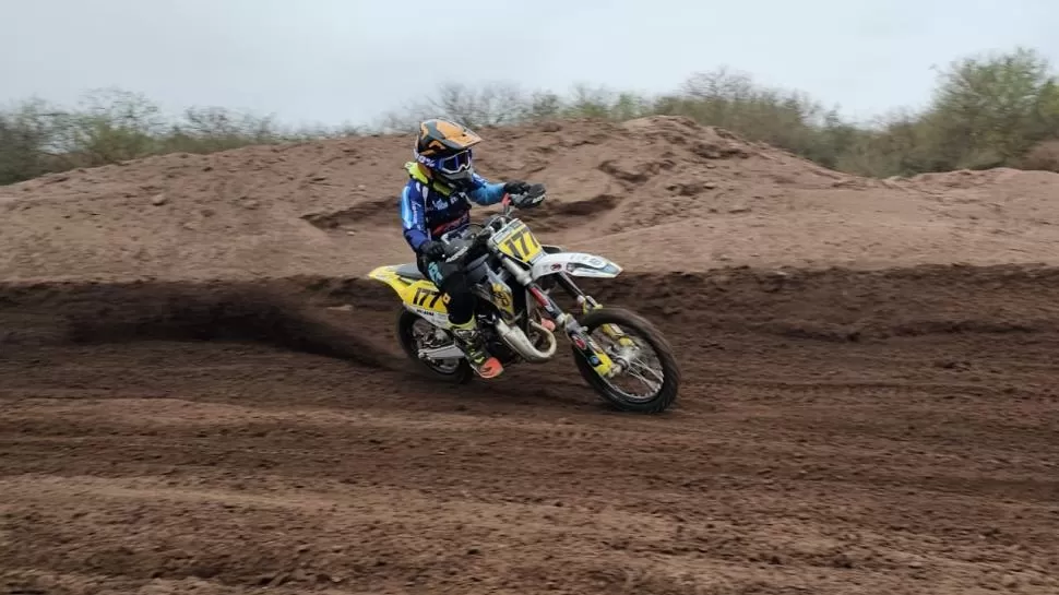 BUEN FUTURO. Villagra domina su motocicleta en una curva semiperaltada.  