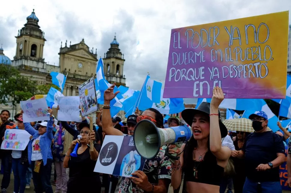 MOVILIZACIÓN. La capital de Guatemala se llenó de voces que defendían su voto de “las fuerzas golpistas”. 