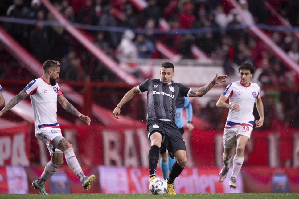 EN LA LUCHA. Atlético se trajo un punto de oro al empatar con Argentinos. Ramiro Carrera, que regresó tras la suspensión, es seguido de cerca por González Metilli. Fotos de Matias Nápoli Escalero - especial para La Gaceta 