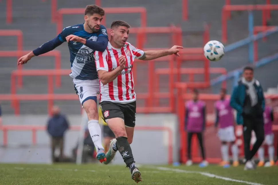 SIGUE EN DEUDA. Acosta lleva disputados 584 minutos y todavía no pudo anotar un gol. El delantero se la pasa luchando con los zagueros, como aquí con Ortiz. Fotos de Diego Izquierdo - especial para La Gaceta 