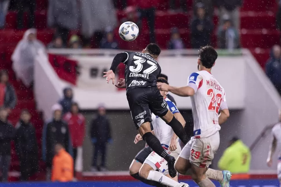 EN LAS ALTURAS. Tras marcar de penal, Coronel se anticipó a los centrales e igualó el partido con un cabezazo preciso. Fotos de Matias Nápoli Escalero - especial para La Gaceta  