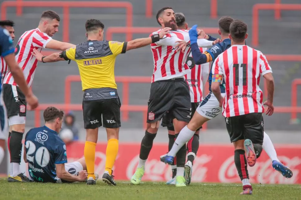 FRICCIONADO. Tras un cruce entre Brunet y Albertengo, Juan Orellana casi se va a las manos con José Luis Fernández. Fotos de Diego Izquierdo - especial para La Gaceta  