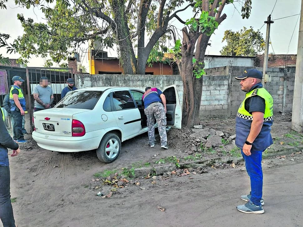  ANÁLISIS. Los policías revisan el auto utilizado para vender drogas.  