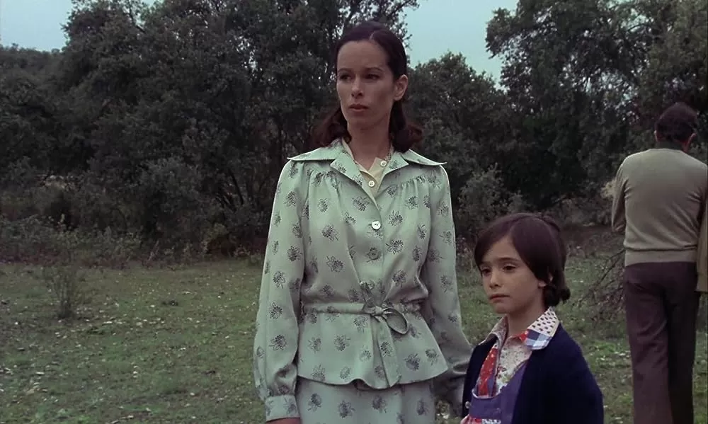 UNA PELÍCULA DEL POSFRANQUISMO. Carlos Saura dirigió a Geraldine Chaplin en “Cría cuervos”, que se proyectará en la Sociedad Sirio Libanesa. 