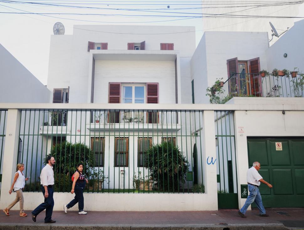 CASA TERÁN. En 25 de Mayo al 400. La diseñó cuando aún era estudiante universitario. El jardín delantero fue un rasgo característico de sus diseños. LA GACETA / FOTOs DE MARIA SILVIA GRANARA (archivo) 