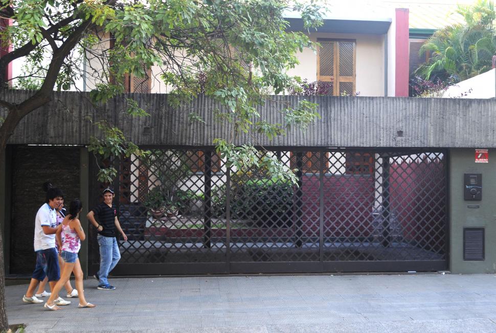 CASA BENITO. En avenida Sarmiento 252. Fue una de sus últimas obras, también caracterizada por su funcionalidad. El planteo era en dos plantas, con la entrada por el costado, un jardín que seguía al garaje y que venía antes de la casa. Y un hall distribuidor que llevaba al otro nivel, donde estaban las habitaciones. 