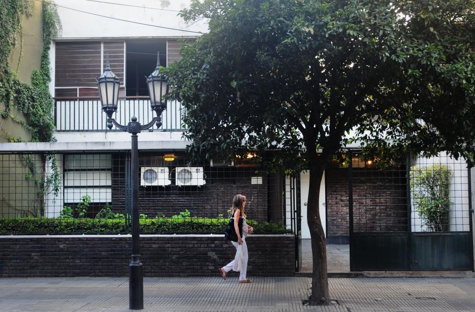 CASA DI LELLA. En 25 de Mayo al 600, se construyó en 1948. El primer piso fue dedicado a consultorios y sala de espera. La casa se resuelve en la segunda y tercera plantas.