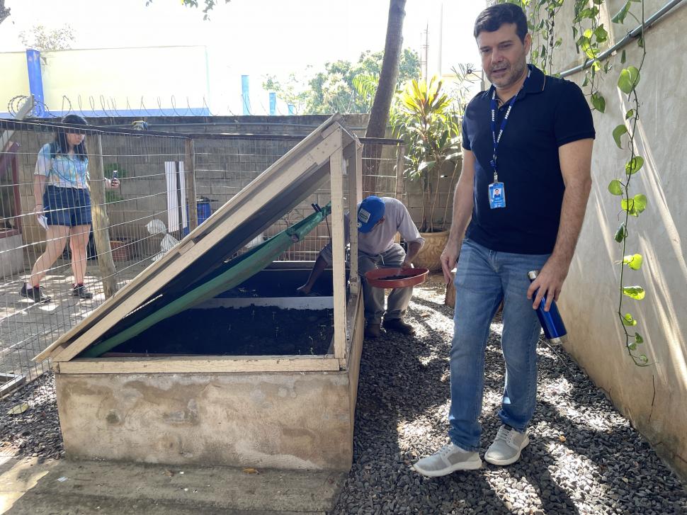 EL GUÍA. Nager Castilho Amui muestra a las visitas el trabajo en el centro