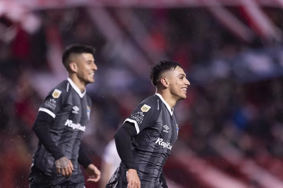 SONRISAS. Coronel y Pereyra festejan el 2-2 ante Argentinos; el delantero fue reemplazado por una moolestia. Entre hoy y mañana será evaluado por el cuerpo médico para detectar el grado de su lesión. Foto de Matias Napoli Escalero (especial para la gaceta)