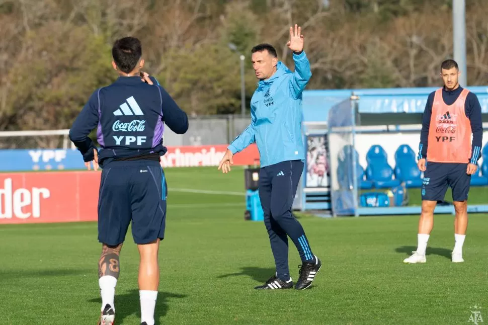 INTENSO. Antes de jugar, Scaloni tendrá dos entrenamientos con todo el plantel.  twitter @Argentina