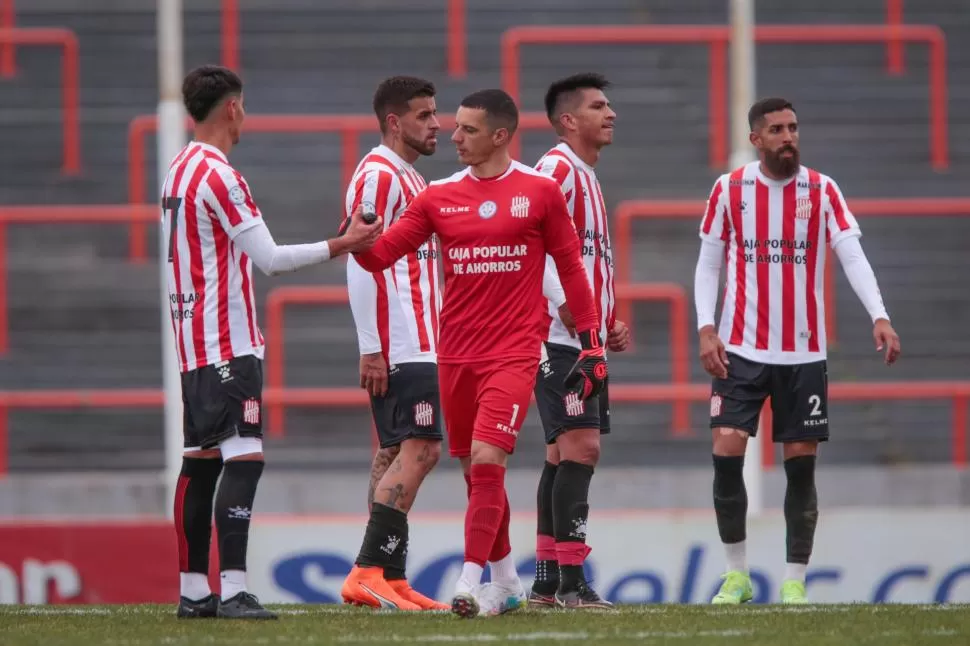 CARAS LARGAS. San Martín dejó pasar una chance, los jugadores lo saben. Foto de Diego Izquierdo (especial para La Gaceta)