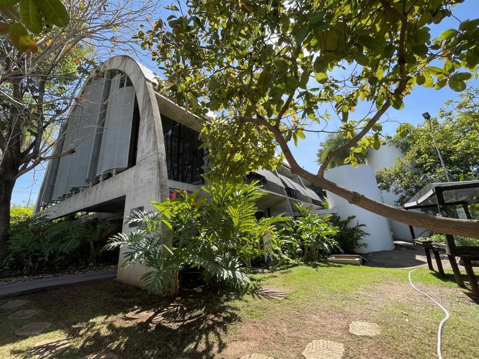 IMPONENTE, PERO RESPETUOSO DE LA AMAZONÍA.  El edificio es como una cabaña de las tribus Xingu de Mato Grosso. Es aerodinámico, fresco y aprovecha el agua de lluvia. La Gaceta / fotos de Irene Benito