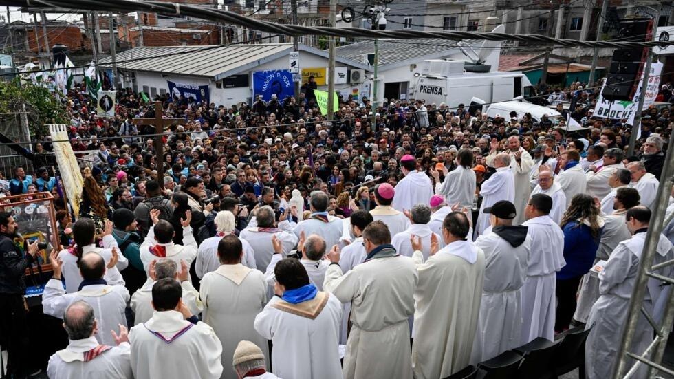 Los curas villeros realizaron una masiva misa en desagravio al Papa Francisco