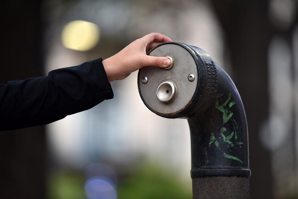 SIN AGUA. Si querés calmar la sed, no vas a tener suerte con los bebederos de la plaza. Dejaron de funcionar y no fueron reparados. 