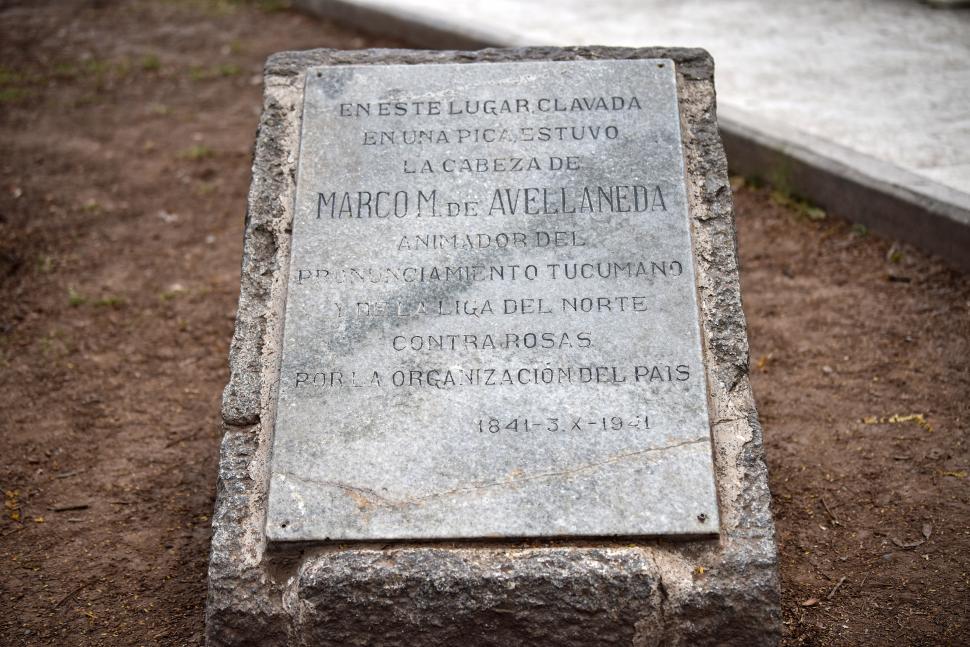 SIN VIDRIO. La placa que recuerda a Marco Avellaneda ya quedó sin el vidrio, que durante mucho tiewmpo estuvo roto. En vez de reponerlo, lo sacaron.