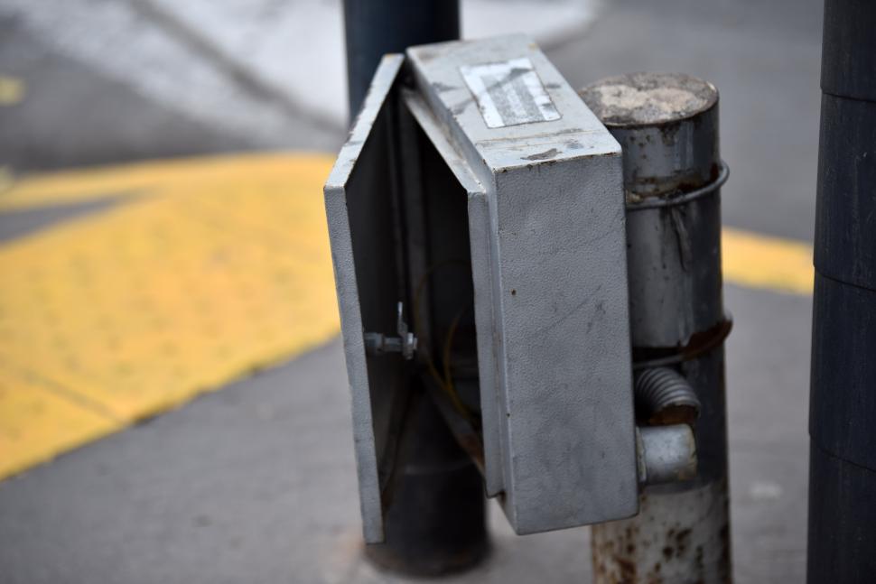 OXIDADA Y ABIERTA. Otra caja de electricidad a la que le abrieron la puerta para usar la energía, y que se va deteriorando.