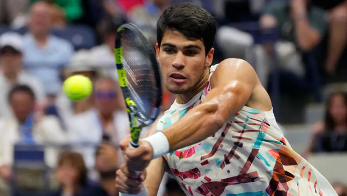 EL DEFENSOR. El español Carlos Alcaraz se enfrentará esta noche a Alexander Zverev en busca del pase a semifinales del US Open.