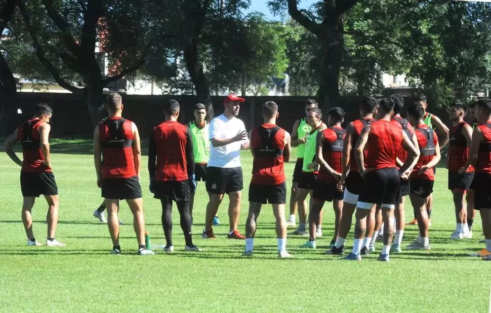 Dos ex San Martín protagonizaron una pelea en un partido de la Primera Nacional