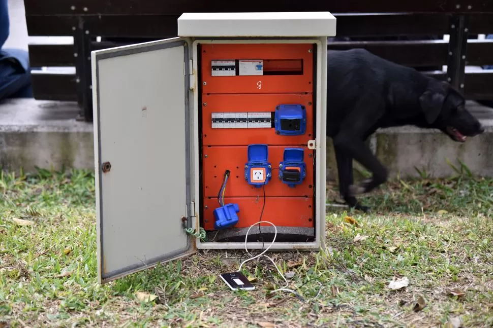 MAL USO. Rompen las puertas de la casilla para cargar celulares. LA GACETA / FOTOs DE INÉS QUINTEROS ORIO 