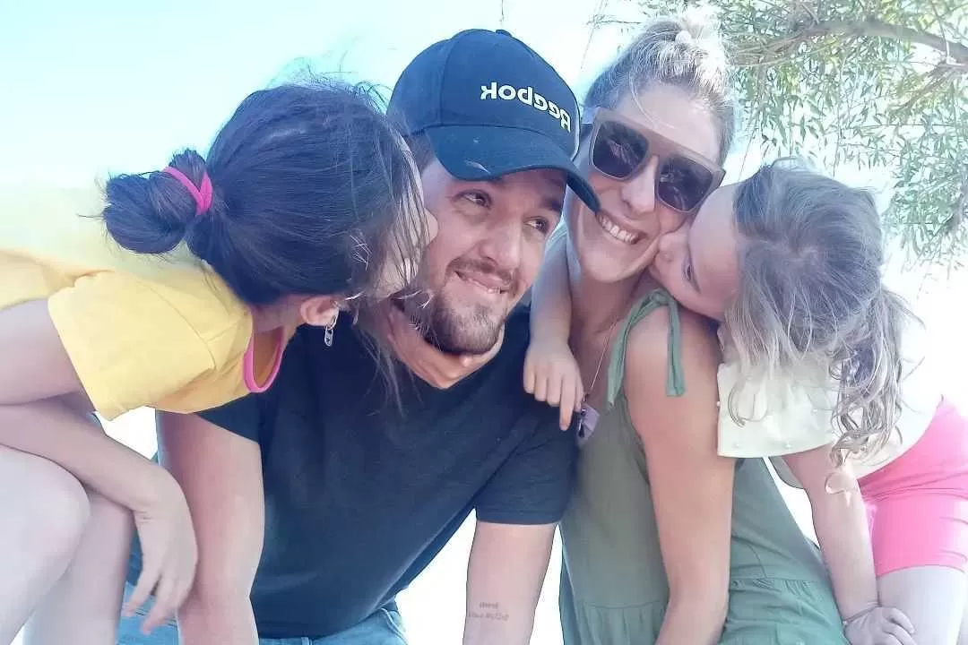 Chio y Brenda con sus hijas.