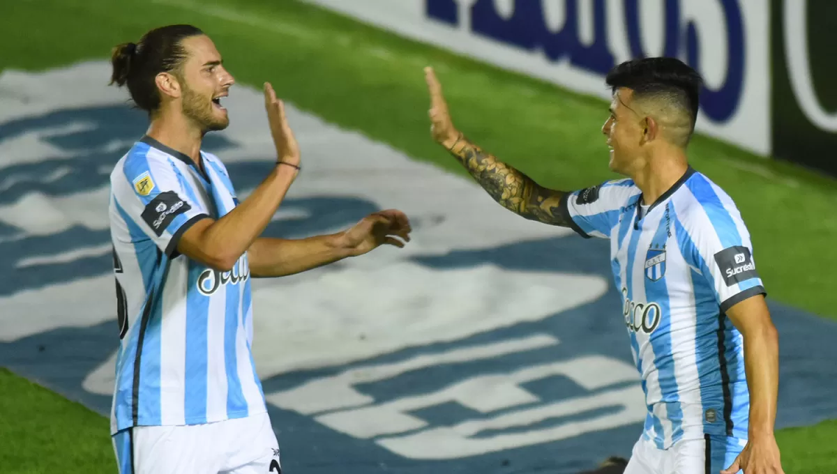 EN EL MONUMENTAL. Lucas Melano (izquierda) fue uno de los delanteros de la última etapa de Ricardo Zielinski en Atlético Tucumán. 