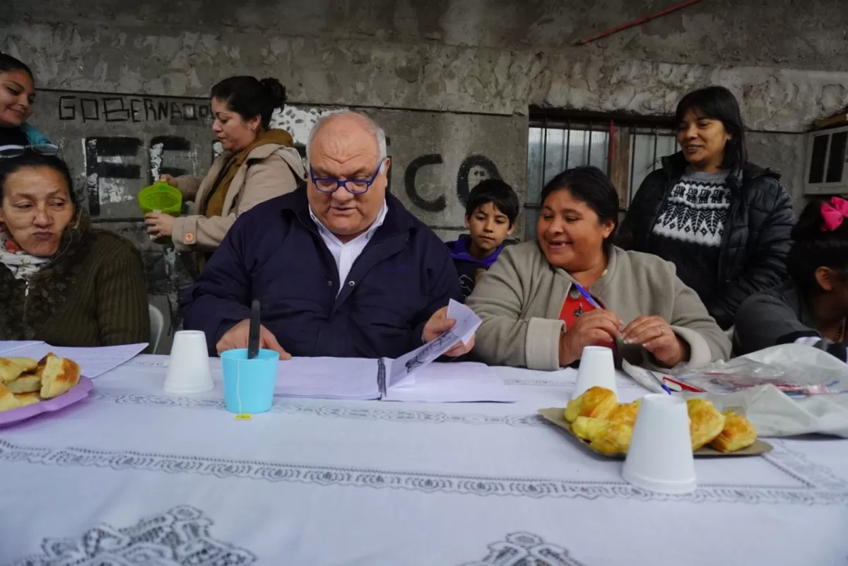 Federico Masso, con dirigentes sociales. FOTO PRENSA FEDERICO MASSO