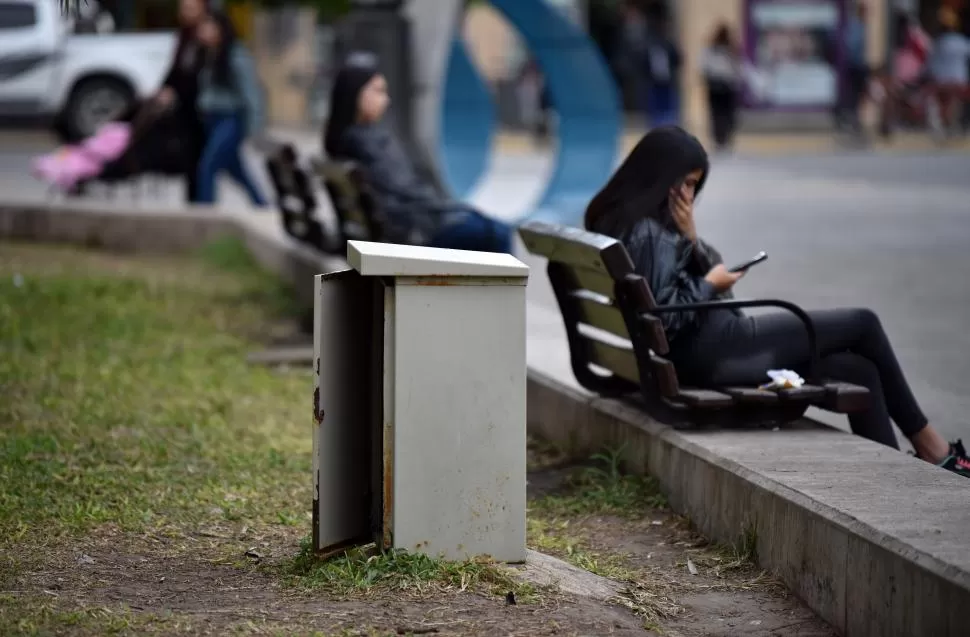 ROTO Y ABIERTO. Uno de los gabinetes de energía eléctrica cuyo candado rompen para cargar celulares.