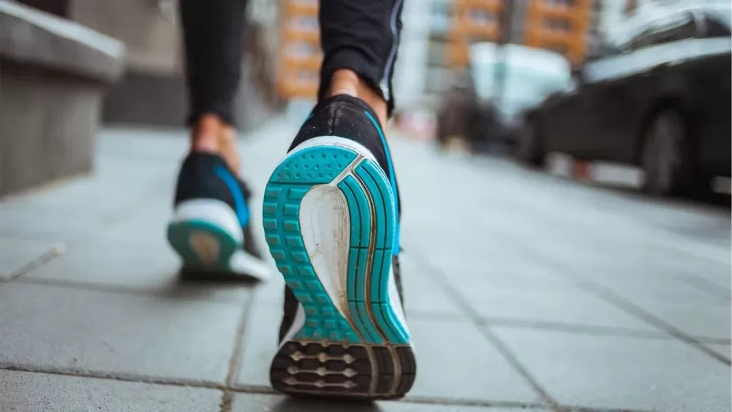 ¿Por qué caminar a paso más ligero es beneficioso para prevenir el Alzheimer?