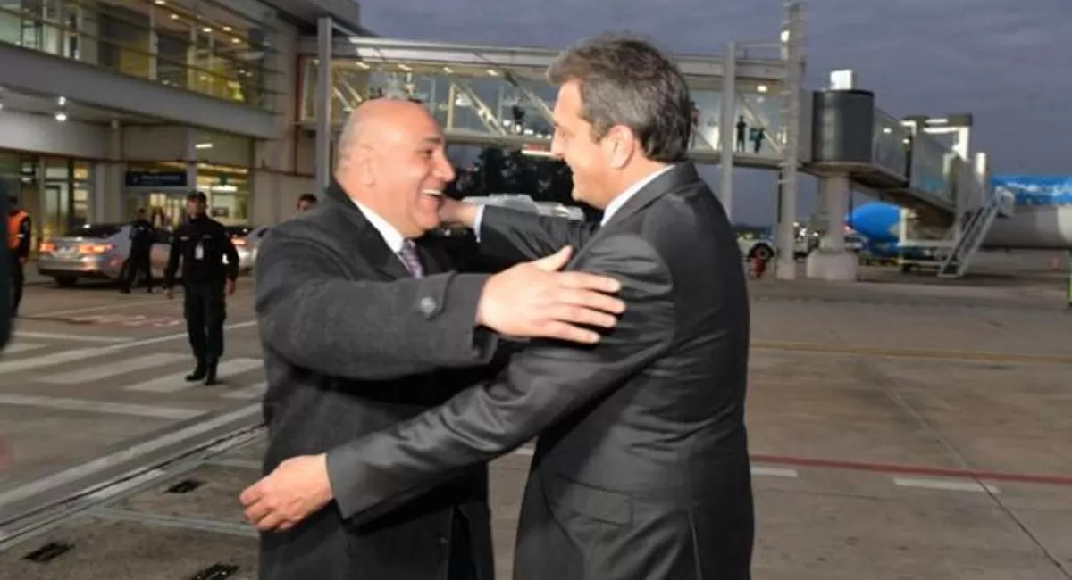 EN TUCUMÁN. Manzur recibió a Massa en el  aeropuerto Benjamín Matienzo.