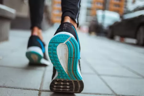 ¿Por qué caminar a paso más ligero es beneficioso para prevenir el Alzheimer?