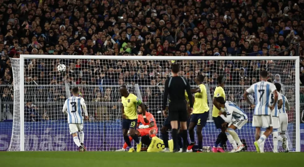 EN VUELO HACIA LA RED. La pelota planea, disparada por la zurda de Messi, para decretar el único gol de la noche. El arquero Galíndez la mira, impotente, porque no tendrá nada que hacer. 