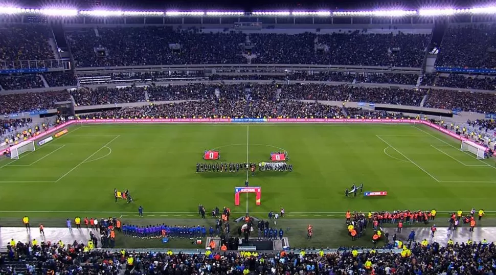 CASI A PLENO. Hubo unos pocos claros en el Monumental. El resto fue pura alegría albiceleste, con muchos niños en la convocatoria. Después del gol, fiesta total. 