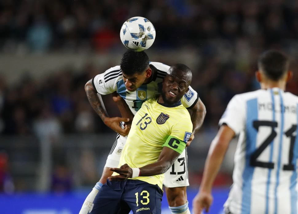 LE GANÓ SIEMPRE. “Cuti” Romero anticipa en el cabezazo a Enner Valencia. 