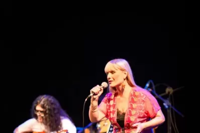 Un repaso a las canciones inmortales de los 70, 80 y 90