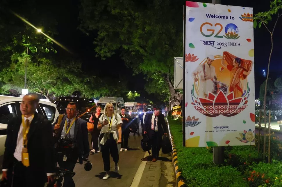 BIENVENIDA. Un cartel con el nombre de India y Bharat (el nombre en hindi del país) recibe a los integrantes de las delegaciones que llegan al G20.  