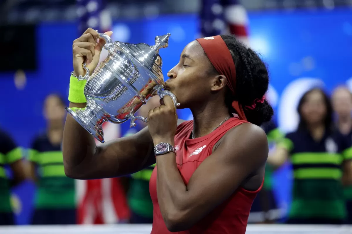 ESPERADO. Coco Gauff besa el trofeo. Ya había sido finalista en Roland Garros.