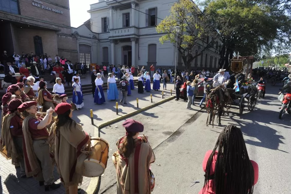 LISTA PARA SALIR. La imagen fue trasladada en un carro. La acompañó el padre Daniel Fernández, seminarista y residente de la basílica de La Merced. LA GACETA / FOTOs DE ANTONIO FERRONI 