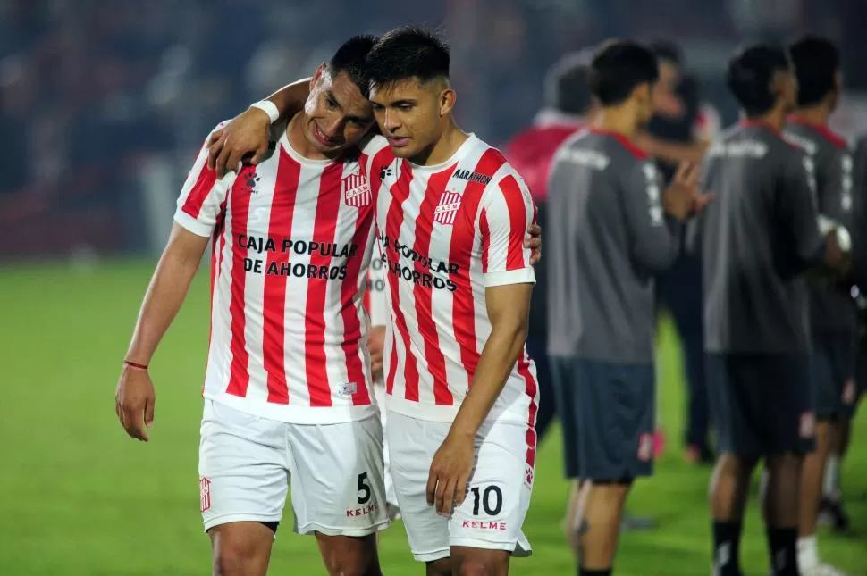 LAS DOS FIGURAS.  Al finalizar el partido, Gustavo Abregú recibe el abrazo de Agustín Prokop, que se lució en un tiro libre.