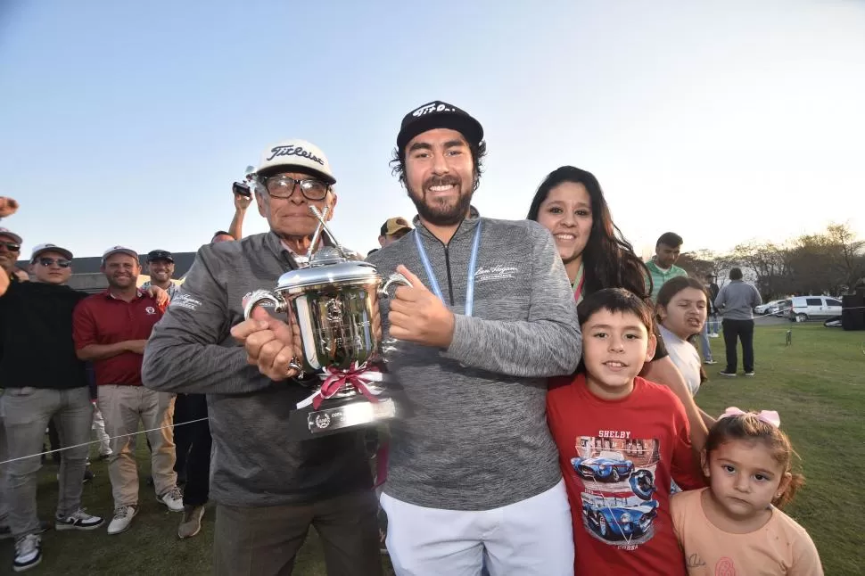 EN FAMILIA. Nelson posa con el trofeo rodeado de su abuelo, esposa e hijos. LA GACETA / FOTO DE OSVALDO RIPOLL.